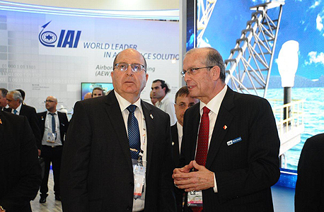Defense Minister Moshe Ayalon (left), IAI CEO Joseph Weiss